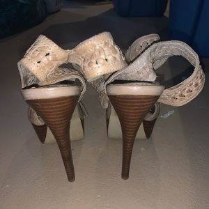 Bakers tan/cream colored heels size 7.5